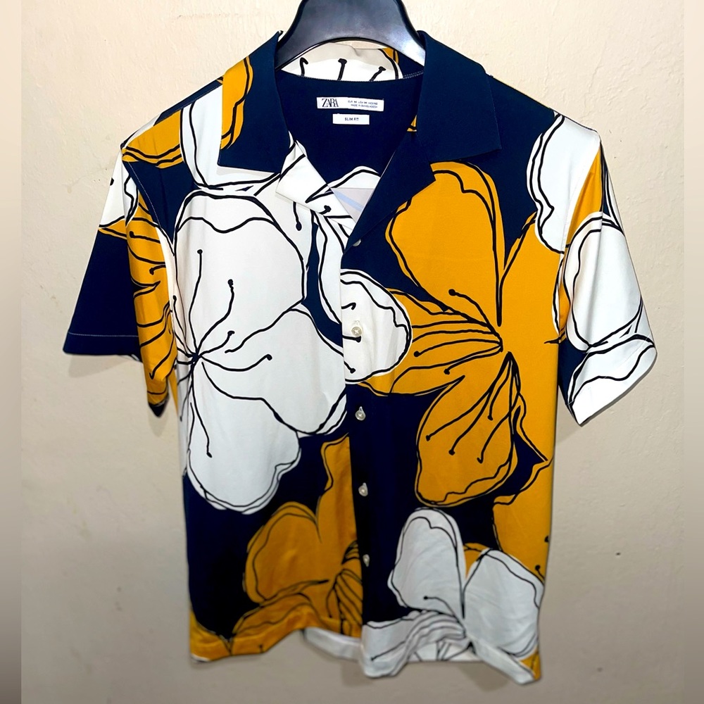 Zara Floral Button Down Shirt. Size: Medium